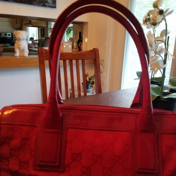 GUCCI Vintage red signature tote in very good condition. Comes with COA - Picture 7 of 13